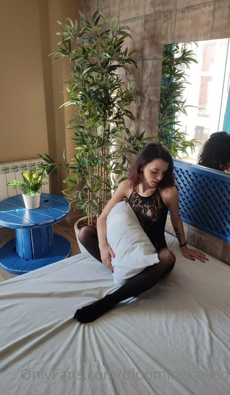 bloomingnaked top actress picture