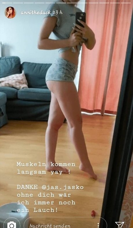 Anni The Duck naked pornstar img