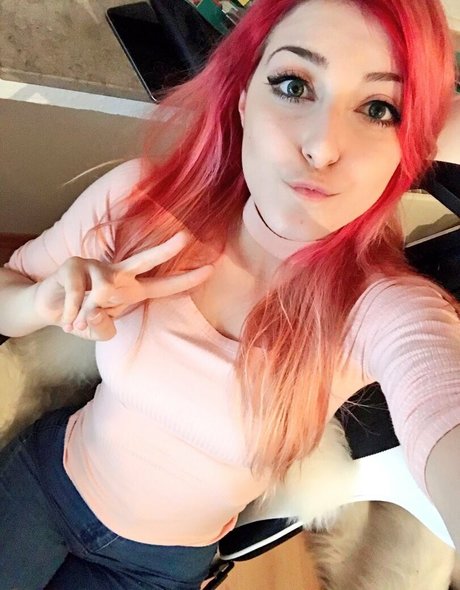 Anni The Duck model adult image