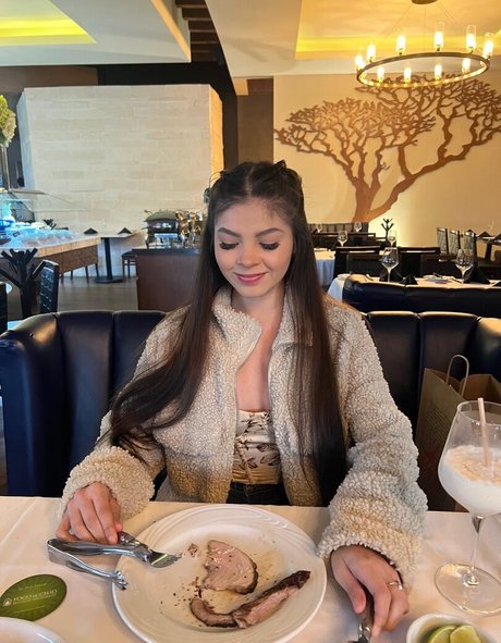 monimonitaa nude star img