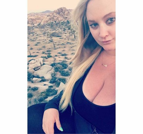 BlondiePomie art star galleries