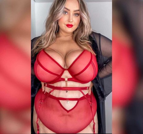 bustyholly hot model photo