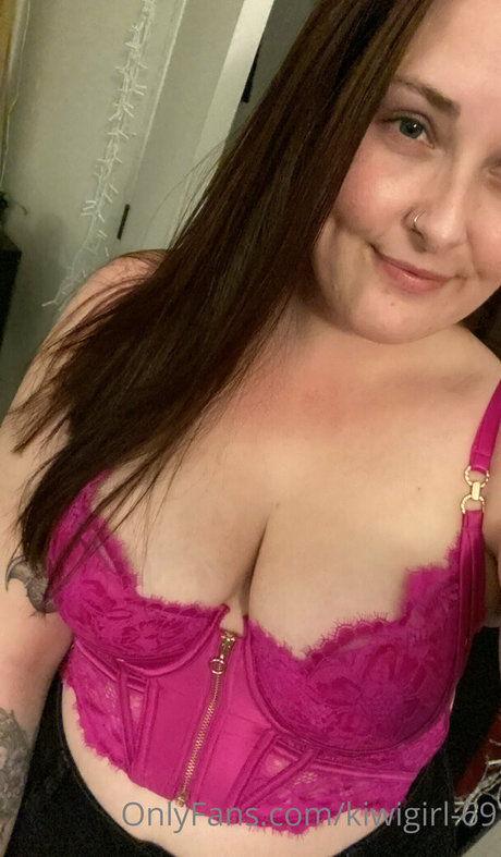 kiwigirl 69 adult model image