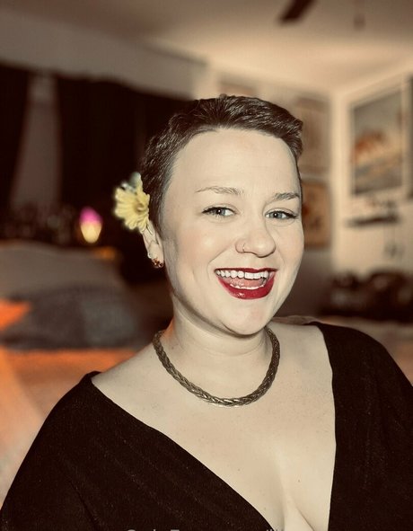 lilmspeggysue model top images