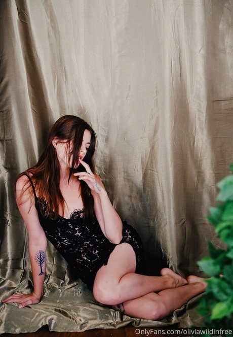 oliviawildinfree model pornographic photo