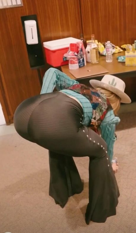 Lainey Wilson pornstar erotic image