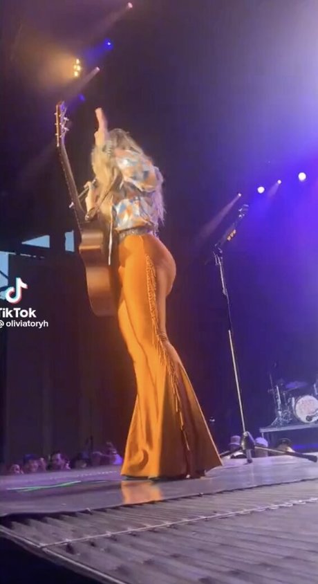 Lainey Wilson model exclusive photo