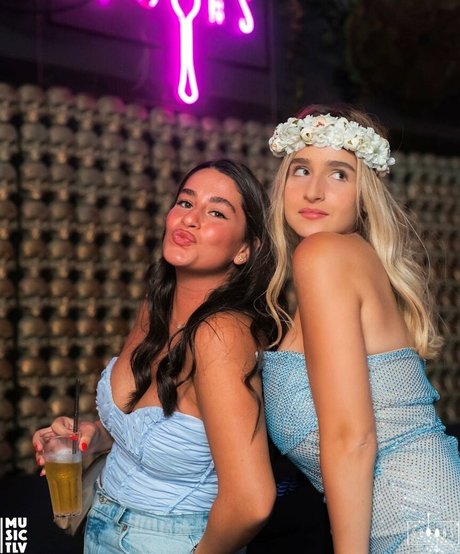 noaperetss art pornstar pictures