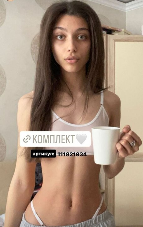 elf__ia nude model picture