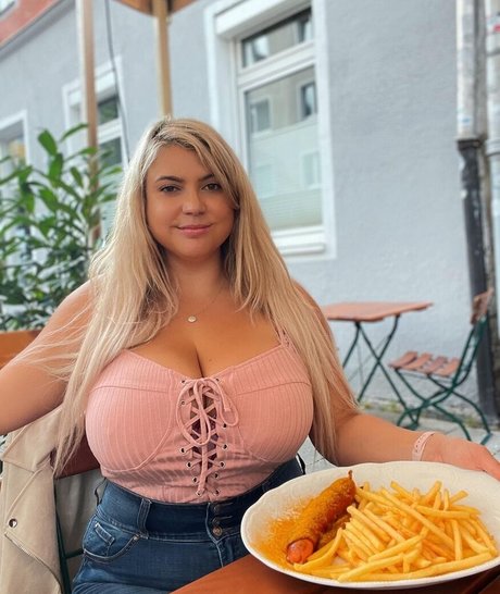 Travelling Hoppy xxx pornstar images