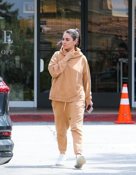 Mila Kunis model xxx pictures