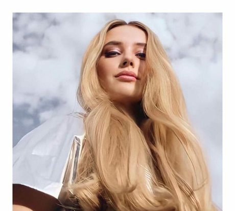 Katherine Langford model erotic pics