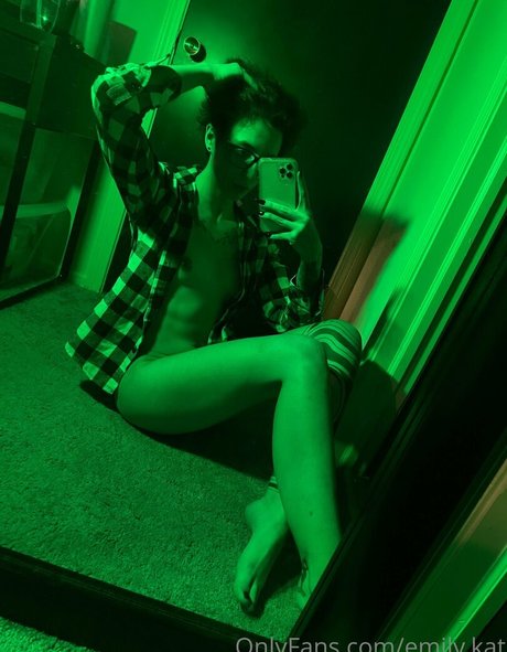 emily kat top star pic