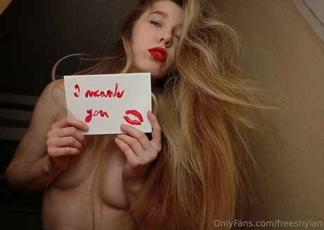 freeshylan pretty model photo