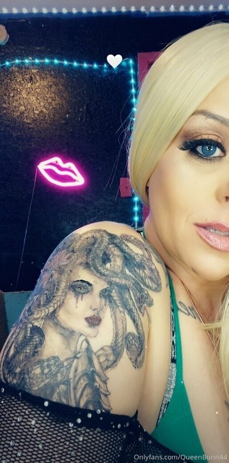 queenbunni44 star pic