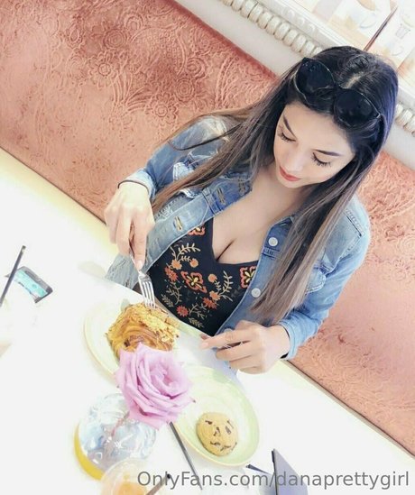 danagorgeus pretty actress img