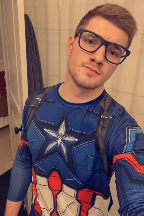 gatechjock pornographic model picture