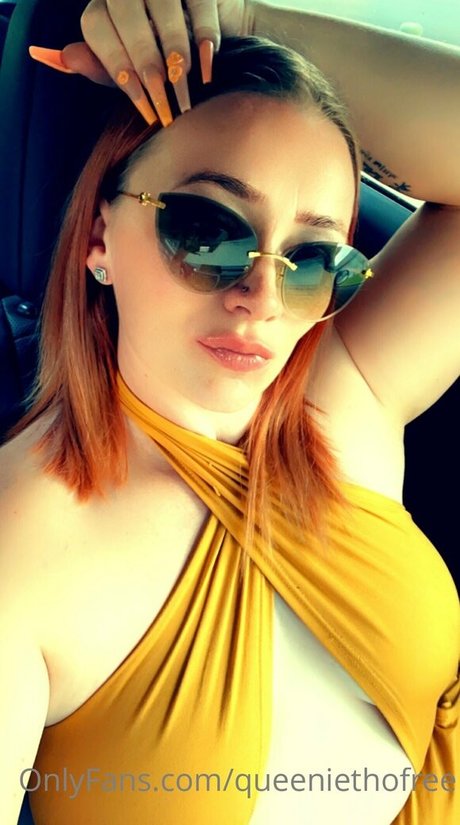 queeniethofree naked star images