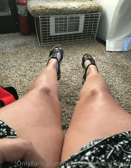 hot mama next door nude model images