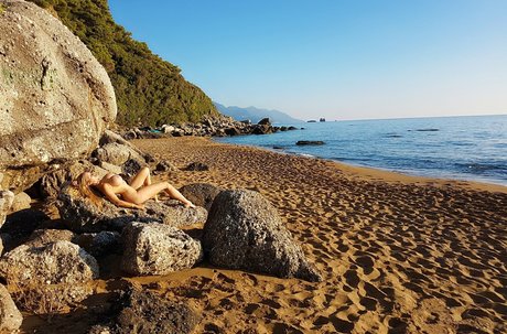 taniaamazon free nude actress pictures