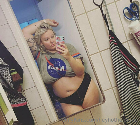 heyhotheidifree beautiful actress images