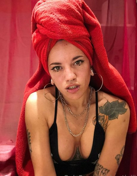 erotiniii naked model pic