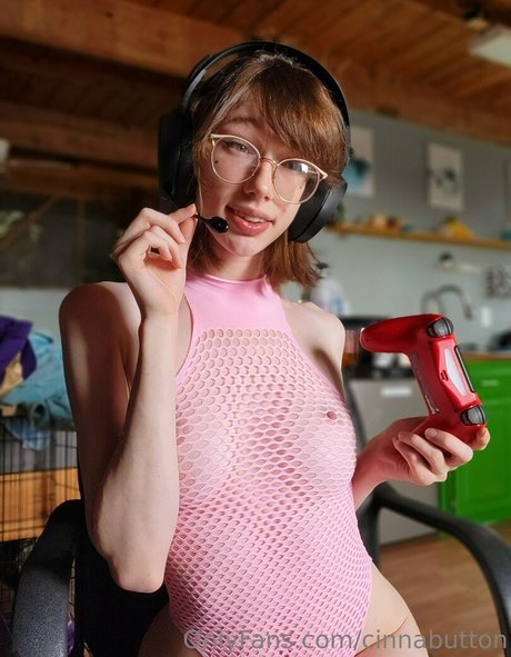 cinnabutton naked model img