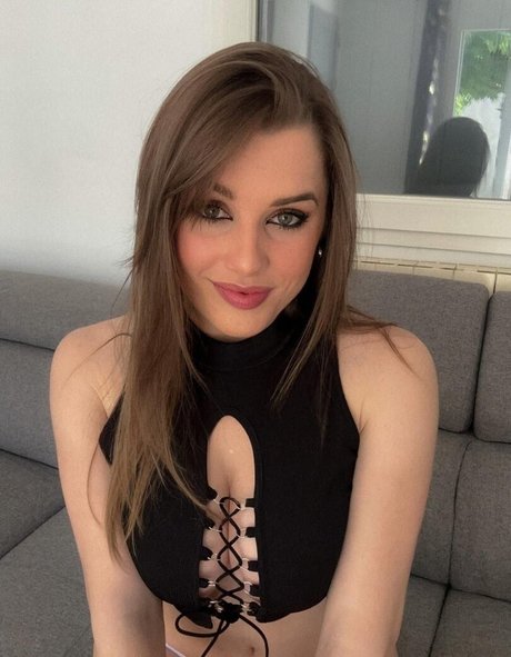 Weenzly model nude image