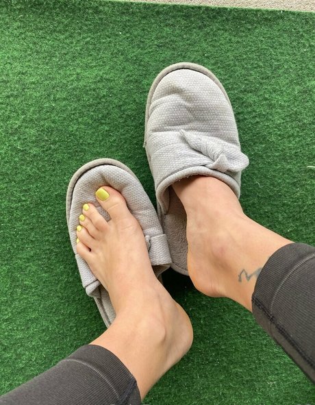 froggeefeetfree model pornographic photos