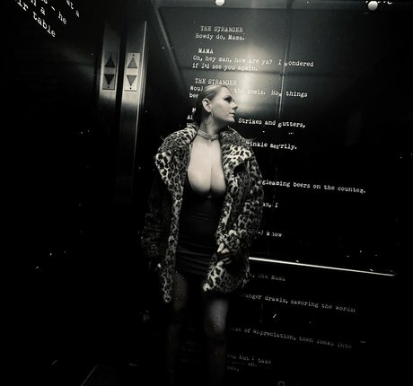 Emily V sexy star img