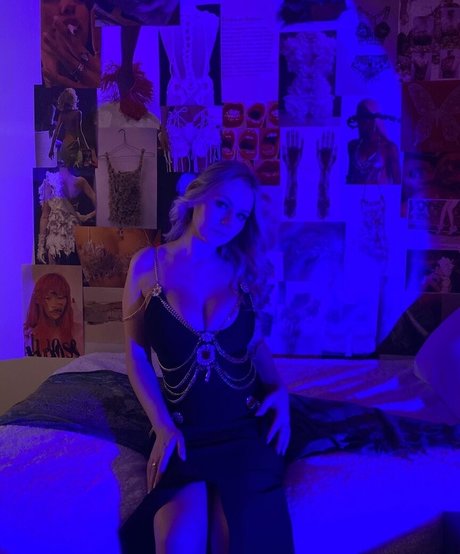 Emily V hd pornstar pic