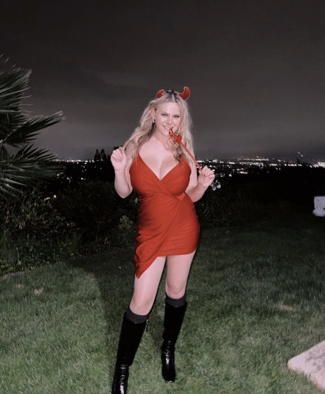 Emily V hot star pic