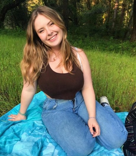 Haley E sexy actress photo