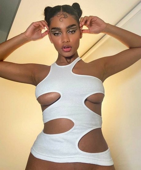 Aslayy Baugh nice model pic