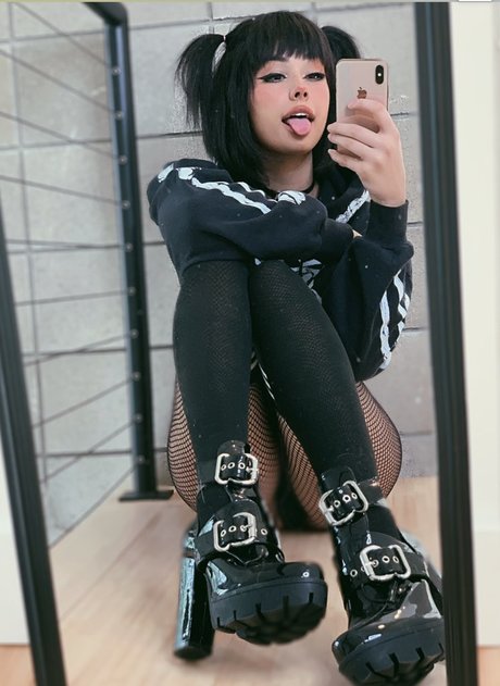 Nikki Barlowe exclusive model pic