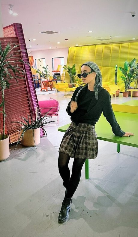 Sher Arar nude model pic