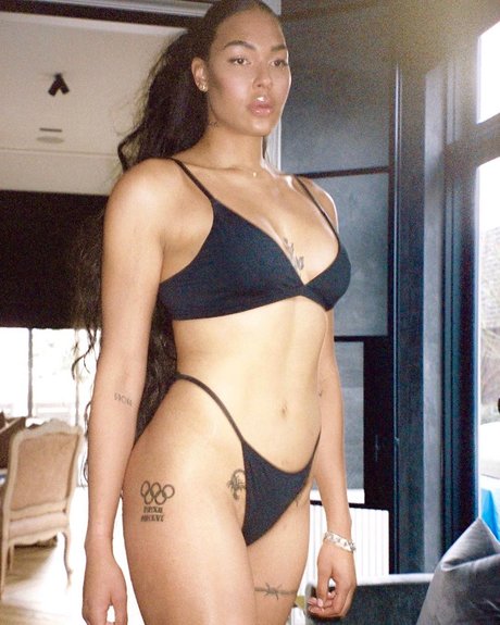 Elizabeth Cambage pornographic actress gallery