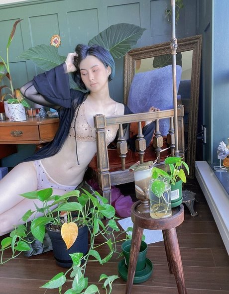 Sinastri hot model picture