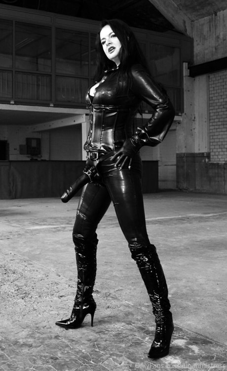 Dominatrix Dinah nudes actress image