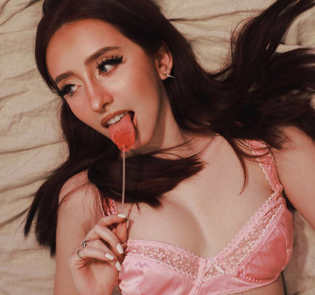 Hannah Urman erotic pornstar pics