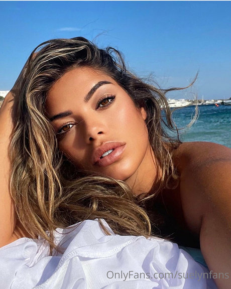 Suelyn Medeiros star pic