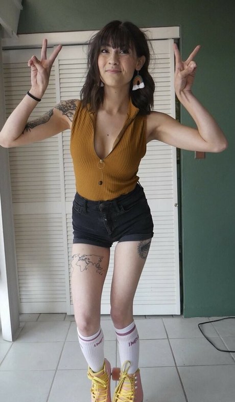 alicenocountry pretty pornstar picture