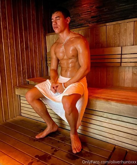 oliverhuntxxx naked model picture