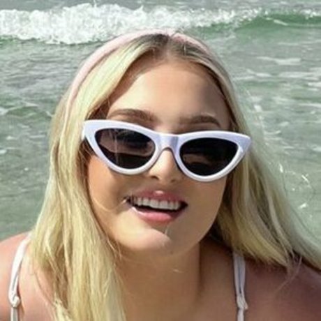 lucyadlernz model sexy pic