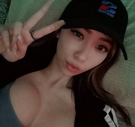 Luna Ly adult model img