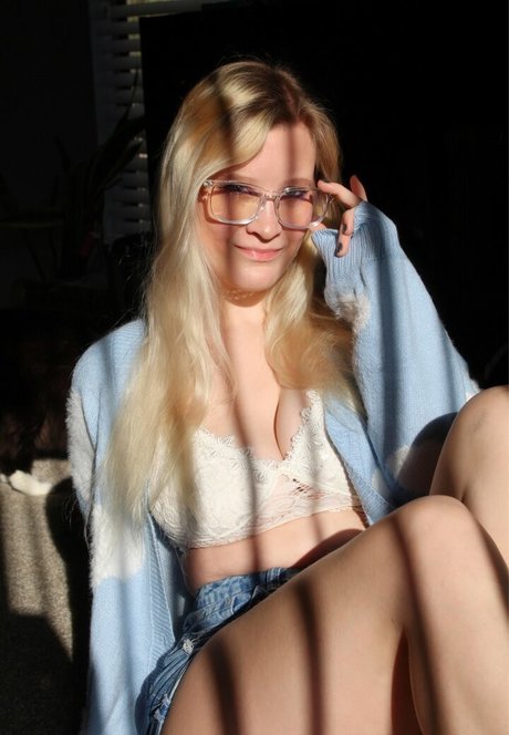 sarahsuniversefree model top picture