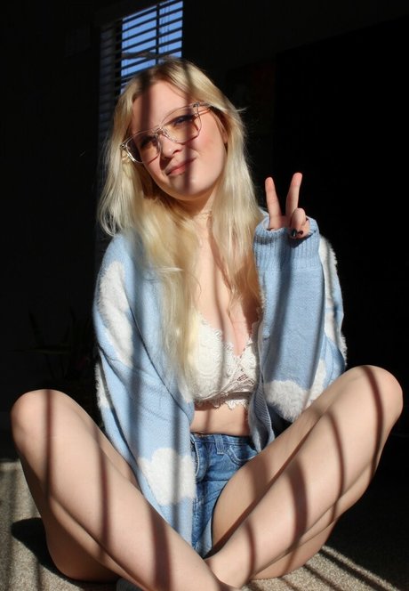 sarahsuniversefree actress img