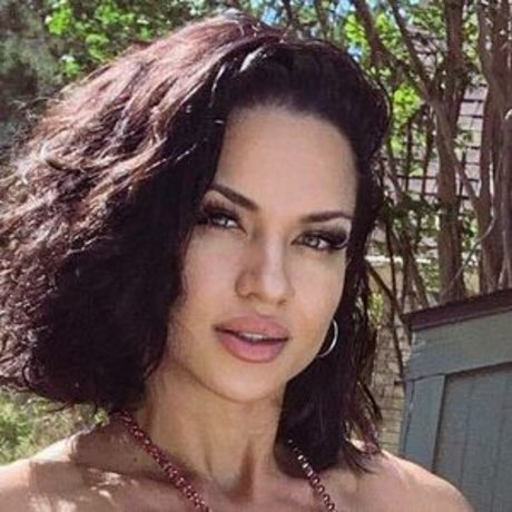 Roxyqueflexx naked model gallery