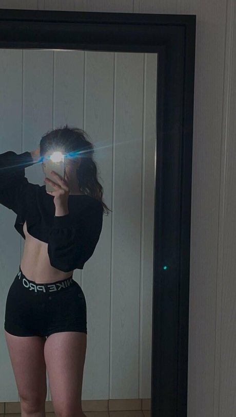 larissaxadventures free model img