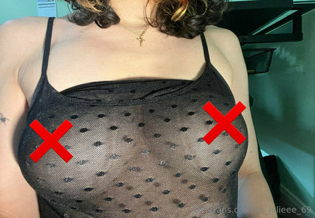 its julieee_ model hot photos